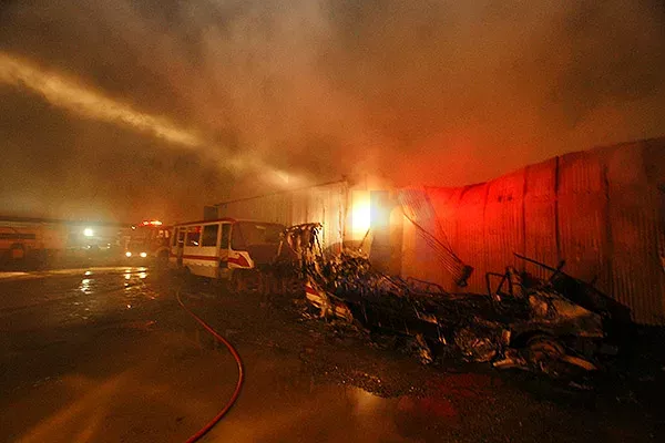 Detrás del galpón siniestrado estaba el tanque cisterna de combustible.