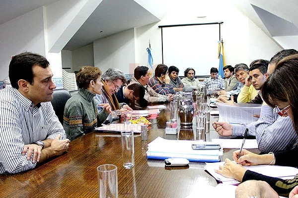 Todos los sectores, reunidos en la sala de comisiones del IPAUSS.