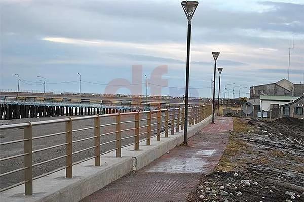 El muro costanero colapsó el 23 de mayo del año pasado.