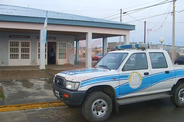 La policía constató los destrozos en la Escuela 4 de Margen Sur.