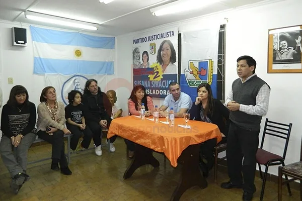 Juan Pino habla a los docentes que compartieron la jornada de debate.