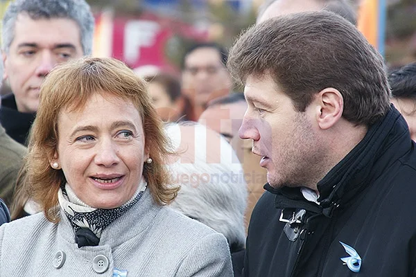 Fabiana Ríos respaldó la política habitacional de Gustavo Melella.