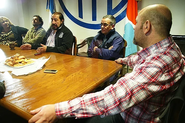 Oscar Martínez explica sus proyectos; lo escucha Marcelo Córdoba en la cabecera de la mesa.