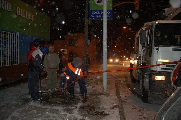 Obras Sanitarias trabajó fuerte durante toda la noche.