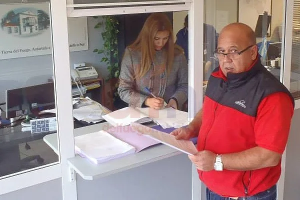 Alejandro De la Riva, al momento de presentar la denuncia contra Fabiana Ríos.