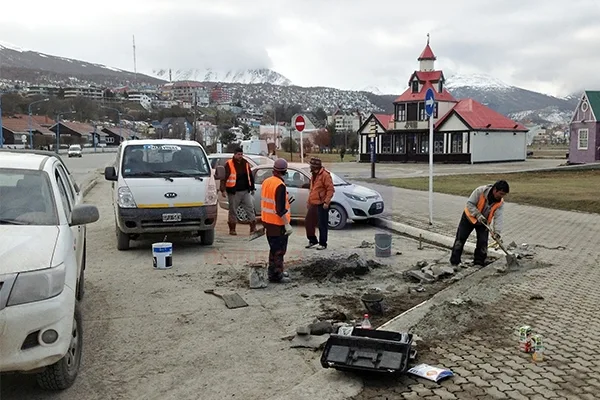 Empleados municipales refaccionan la vereda de un tramo de la avenida Maipú.