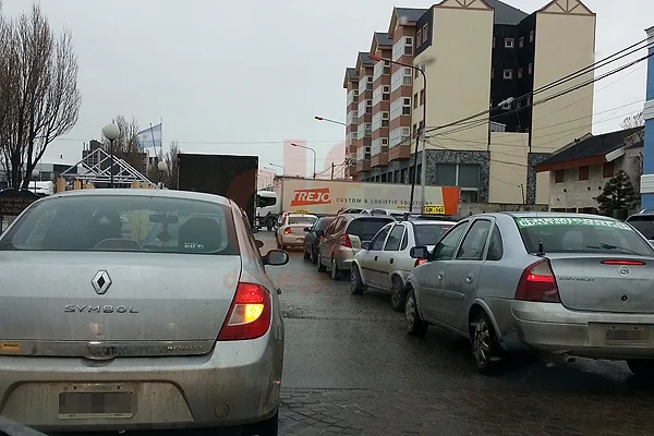 El camión maniobra y los autos esperan para poder circular.