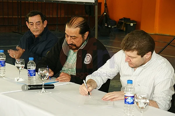 Oscar Martínez y Gustavo Melella firman el acuerdo.