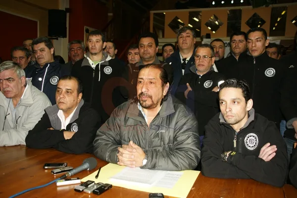 Oscar Martínez, secundado por la comisión directiva de la UOM y el cuerpo de delegados.