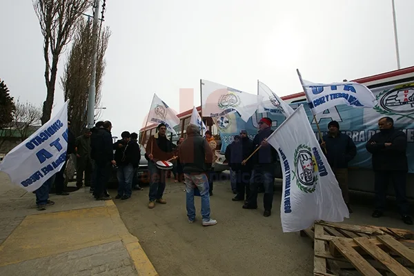 Los trabajadores protestaron frente al edificio municipal.