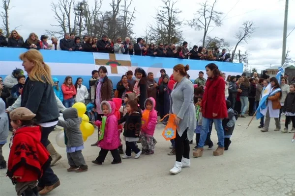 El desfile cívico convocó a las escuelas de la localidad.