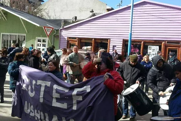 Los docentes coparon la calle San Martín frente a la Legislatura.