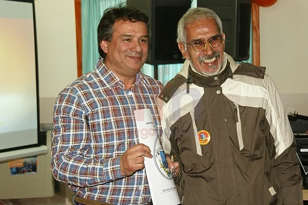 Luis Suárez Gamín (a la izquierda) junto a uno de los beneficiados.