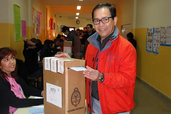 Osvaldo López votó en la Escuela 4 de Margen Sur.