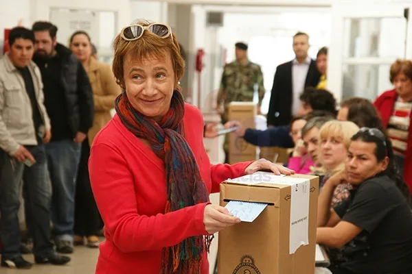 Fabiana Ríos votó al mediodía en el Colegio Haspen.