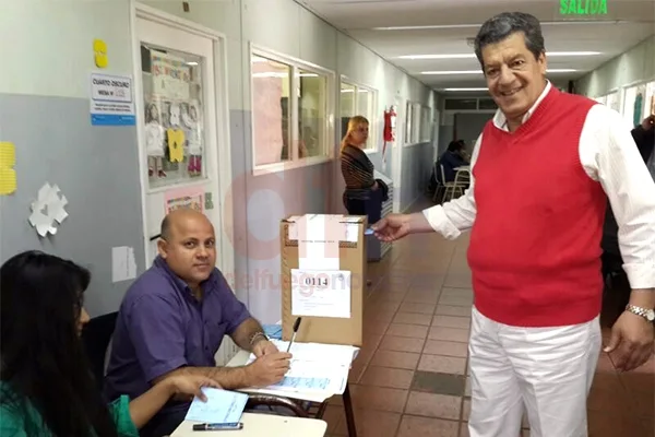 JOrge Garramuño votó en la Escuela 9 de Ushuaia.