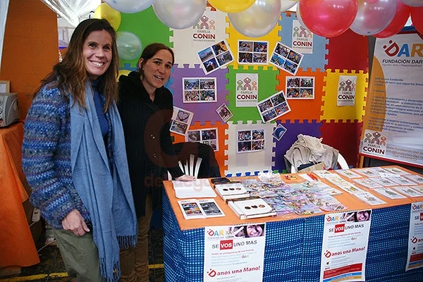 Clara Goodall y Jimena López Montes, presentes en el stand de la Fundación DAR.