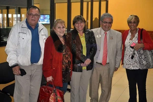 Rubén Juárez (segundo desde la derecha), junto a los leones locales.