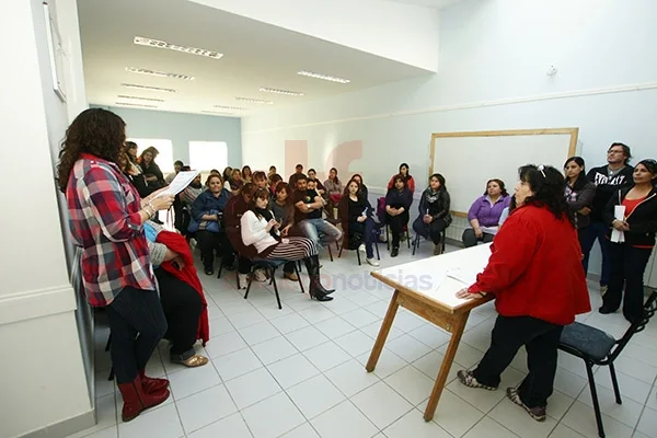 Los delegados leen la carta remitida por las autoridades de la seccional local.