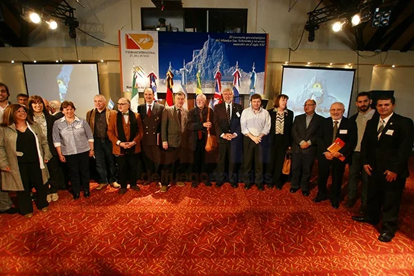 Organizadores, autoridades y disertantes posan al cierre del II Seminario Malvinas.