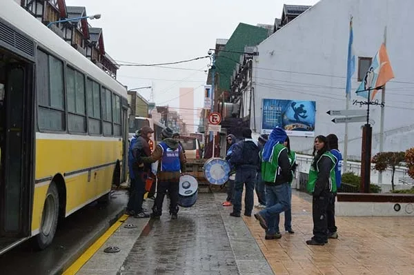 Los choferes seguirán en el acceso al edificio municipal.