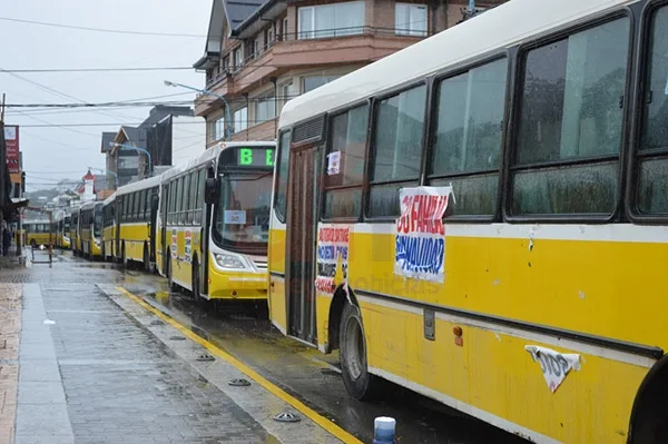 De a poco retiran los colectivos de la calle San Martín.