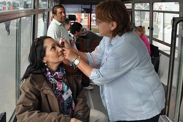 Hubo controles oculares gratuitos en la unidad móvil.