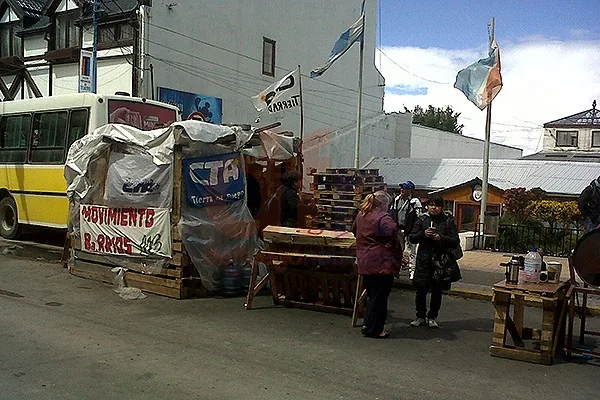 Los choferes dialogaron, pero continúan con el piquete en la calle.