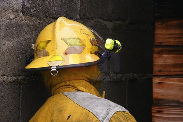 Los vecinos agredieron a un bombero en una situación repudiable.