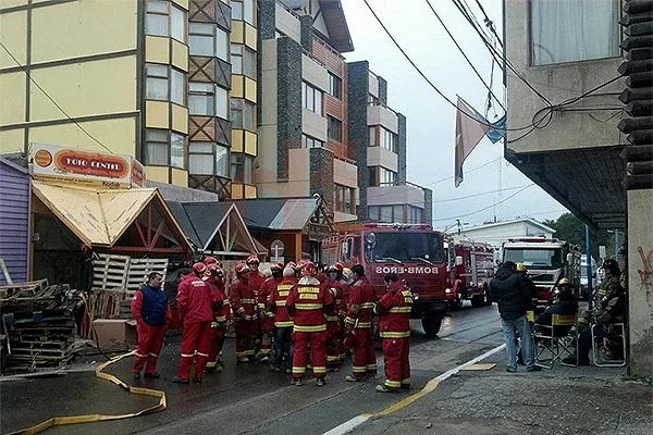 Los bomberos protestan en la calle San Martín.