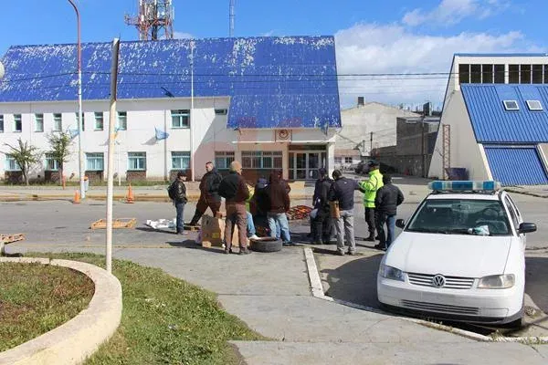 Los efectivos policiales mantenían el piquete frente a la comisaría primera.