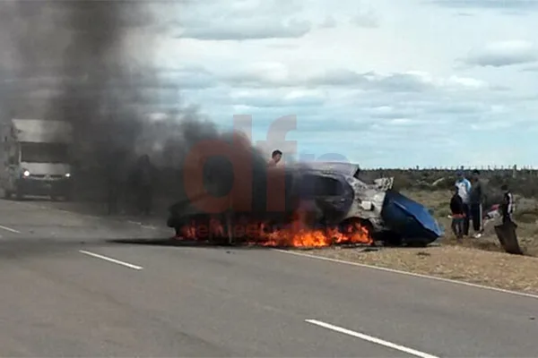 El auto, tras el fuerte vuelco, terminó incendiándose.