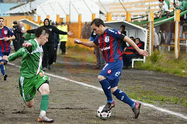 Víctor Guala intenta superar la marca de Gonzalo Aranguiz.