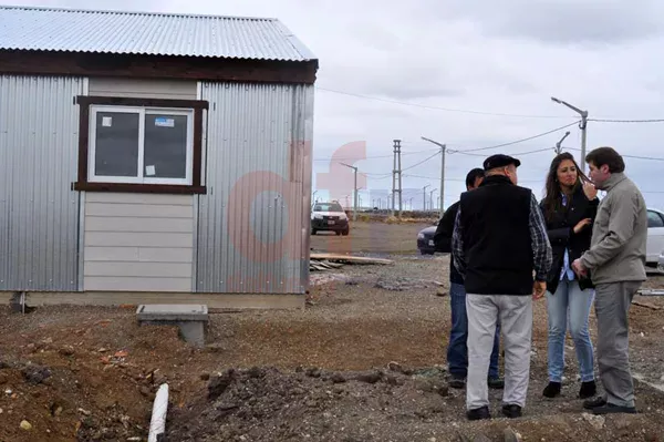 Gustavo Melella, durante la recorrida con los ediles.