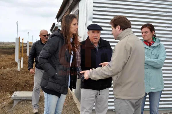 Laura Colazo y Esteban Martínez durante la recorrida al barrio 'Los Cisnes'.