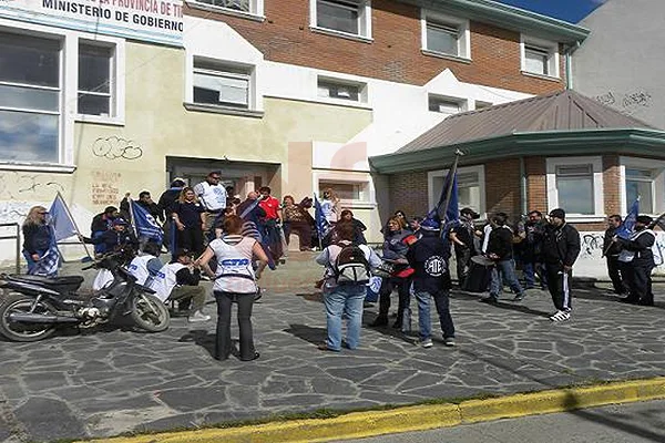 Miembros de ATE protestaron en la delegación del Ministerio de Gobierno.