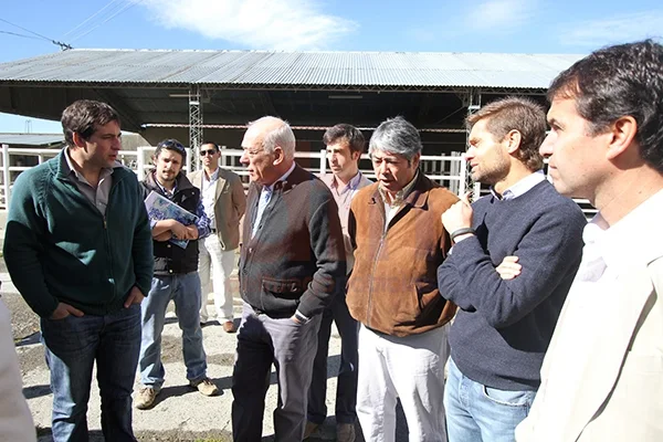 Los fucnionarios durante la recorrida al amatdero municipal.