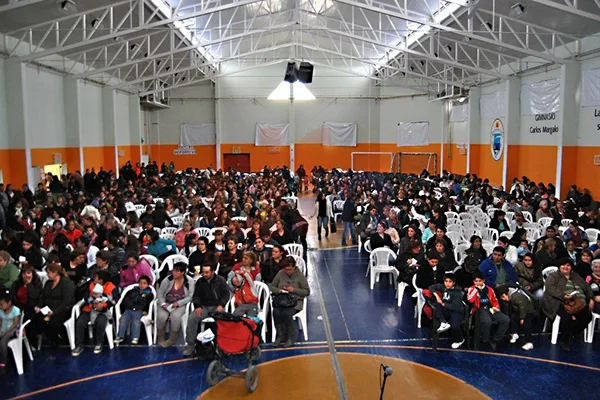 El bingo se realizó en el polideportivo Carlos Margalot.