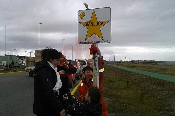 Gladys Bizzozzero frente a la estrella que recuerda a Gianluca Valone.