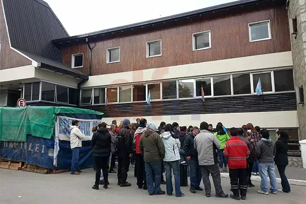 Los trabajadores permanecen dentro y fuera de Casa de Gobierno.