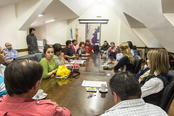 Los legisladores, en pleno debate con dirigentes del sindicato docente.