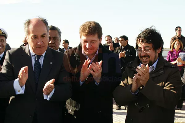 Héctor Garay junto al intendente Gustavo Melella y el alcalde José Landaluce Calleja.