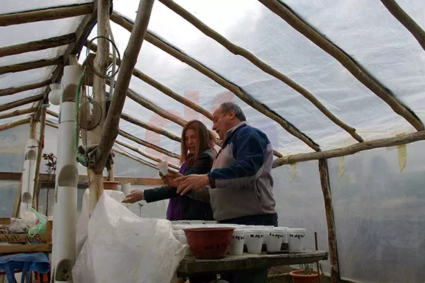 Rosana Bertone visitó varios emprendimientos familiares.