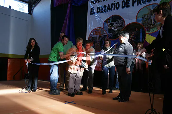 Feriantes, organizadores y autoridades cortan la cinta inaugural.