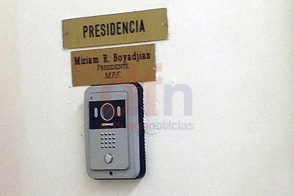 La nueva adquisición: portero electrónico con visor en el despacho de presidencia.