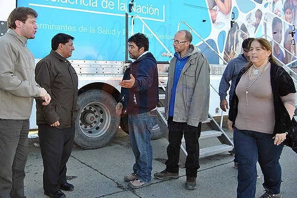 Gabriela Castillo, junto al INtendente y funcionarios, tras la llegada de los camiones.