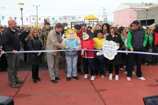 Melella junto a alumnos del CAAD, corta la cinta inaugural.