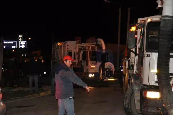 Dos camiones de Obras Sanitarias llegaron a la zona obstruida.