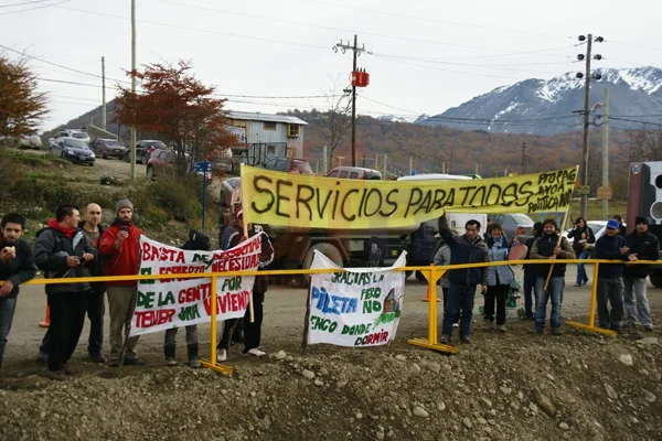 Los manifestantes llevaron banderas, pasacalles y pancartas.