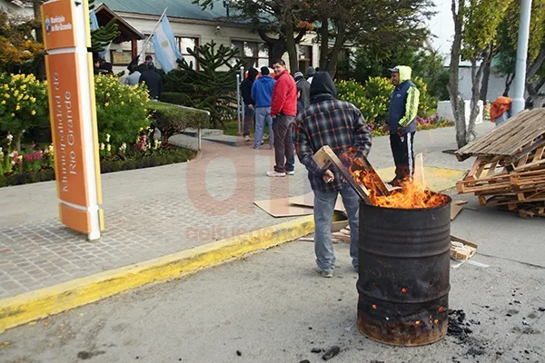 El grupo de manifestantes permanece en la vereda del edificio municipal.